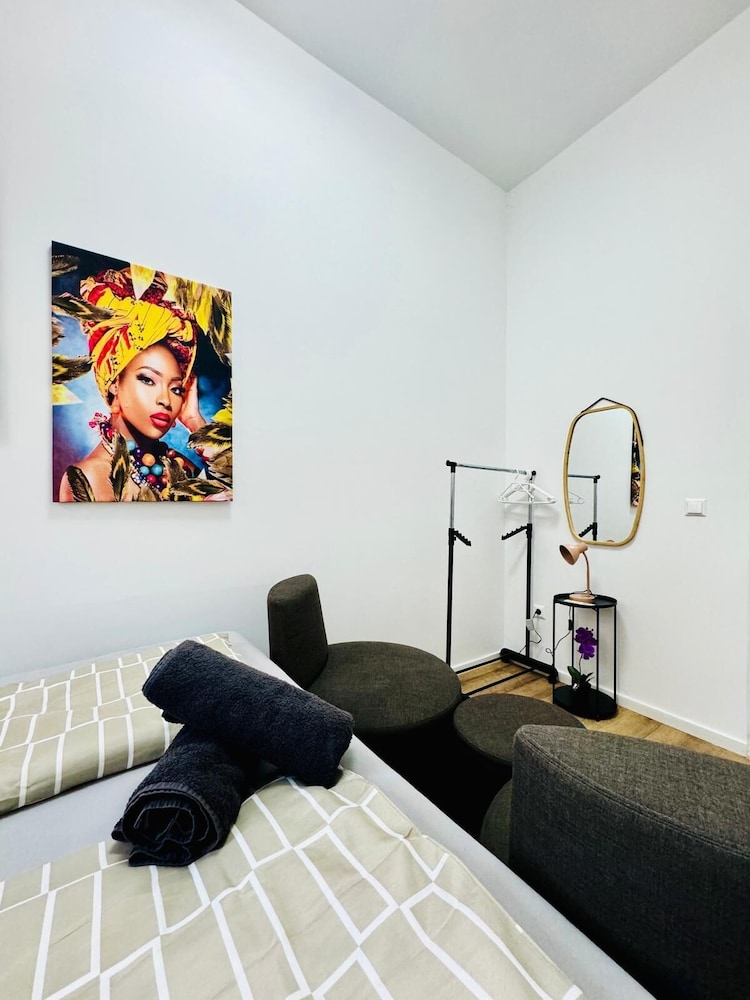 9BR Apt for 18P Walk to Augarten