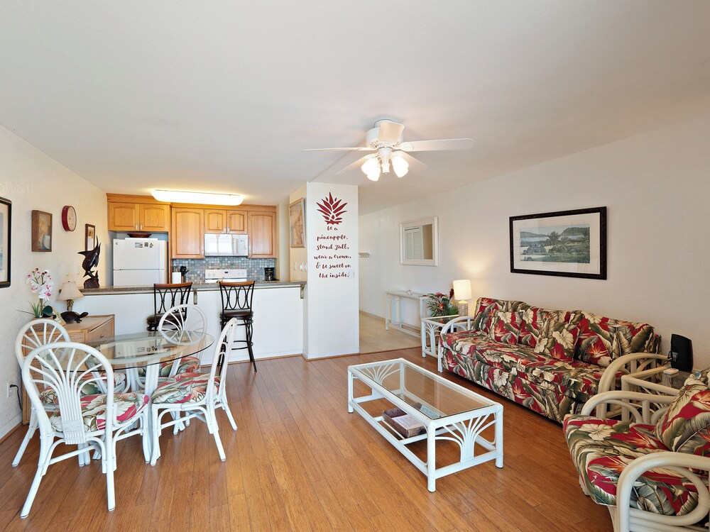 Kona Reef F2 Charming Oceanfront Condo for 4!