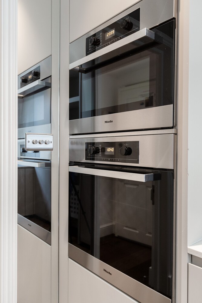 Stylish 2BR 2BA by the Heart of Soho