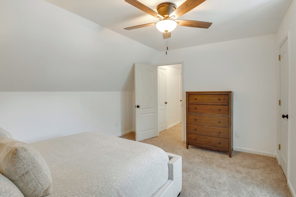Group Getaway: Lakefront Retreat in Fayetteville!
