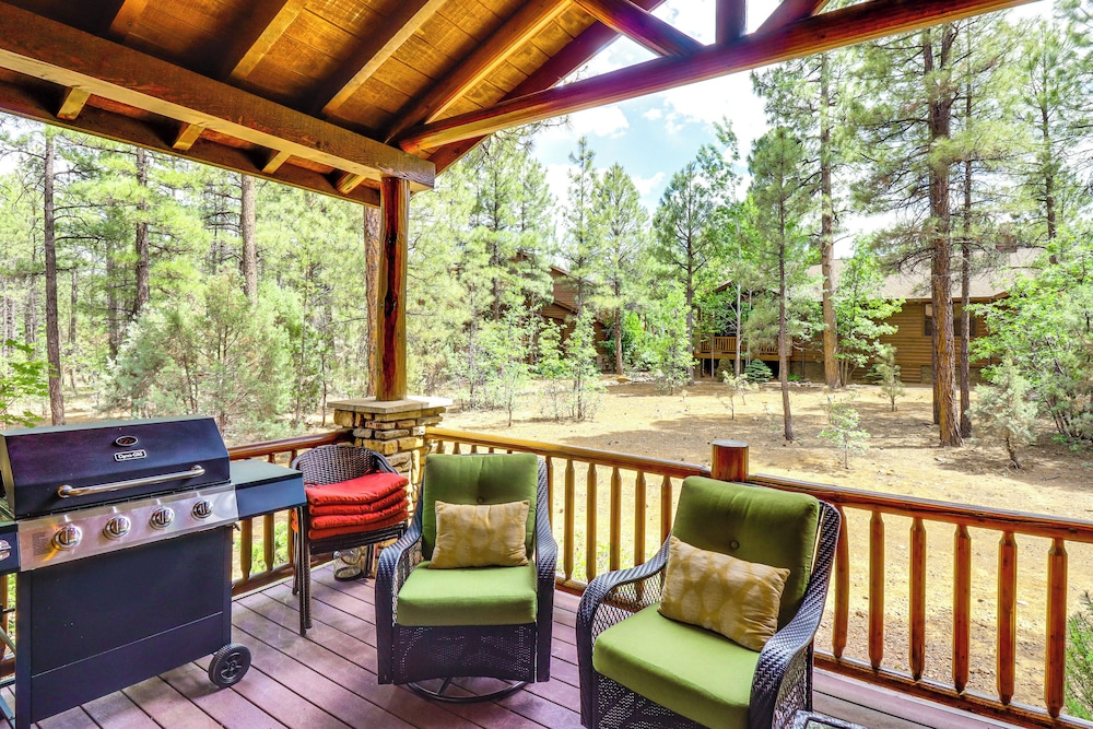 4 Mi to Fool Hollow Lake: Retreat w/ 2 Decks!