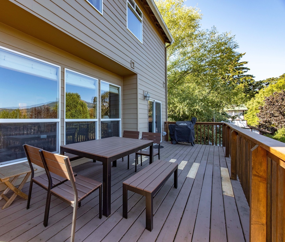 West Sail *30 Day Minimum 5 Bedroom Home by RedAwning