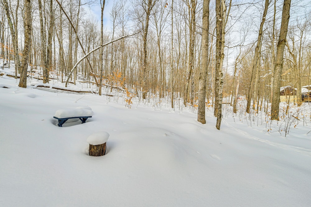2 Mi to Schuss Mountain: Cozy Cabin w/ Deck