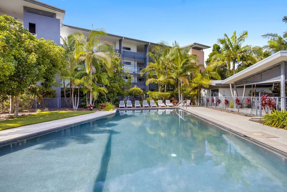 Birtinya 1-bed With Canal Views and Pool