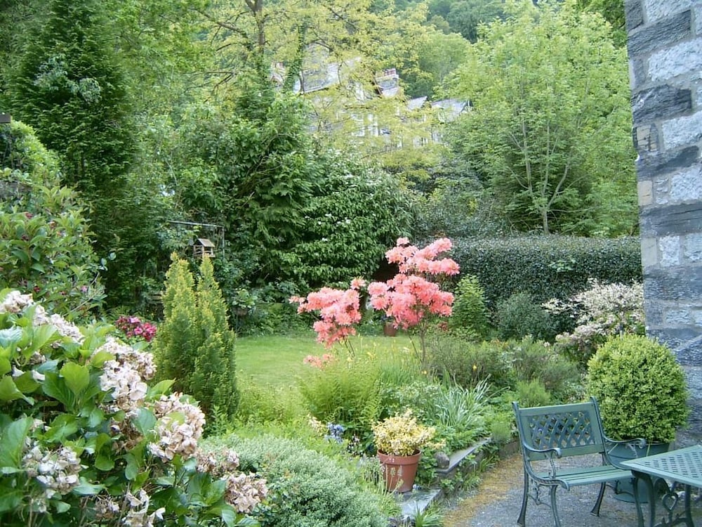 Garth Dderwen Guest House