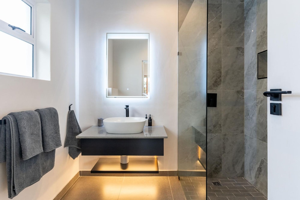 Cape Azure Oasis - Sea Point Retreat With hot tub