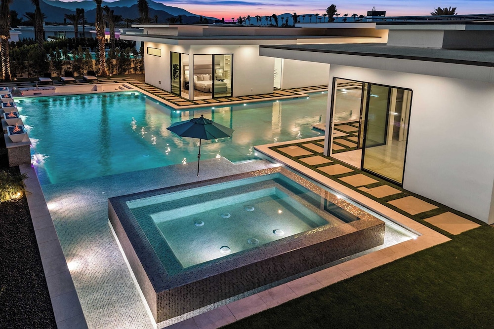 Exclusive Indio Villa Pool, Hot Tub, Putting Green Sleeps 18 Bravo #6
