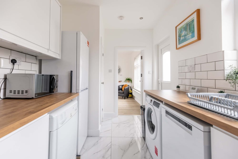 Free Parking - 4 Bedroom House