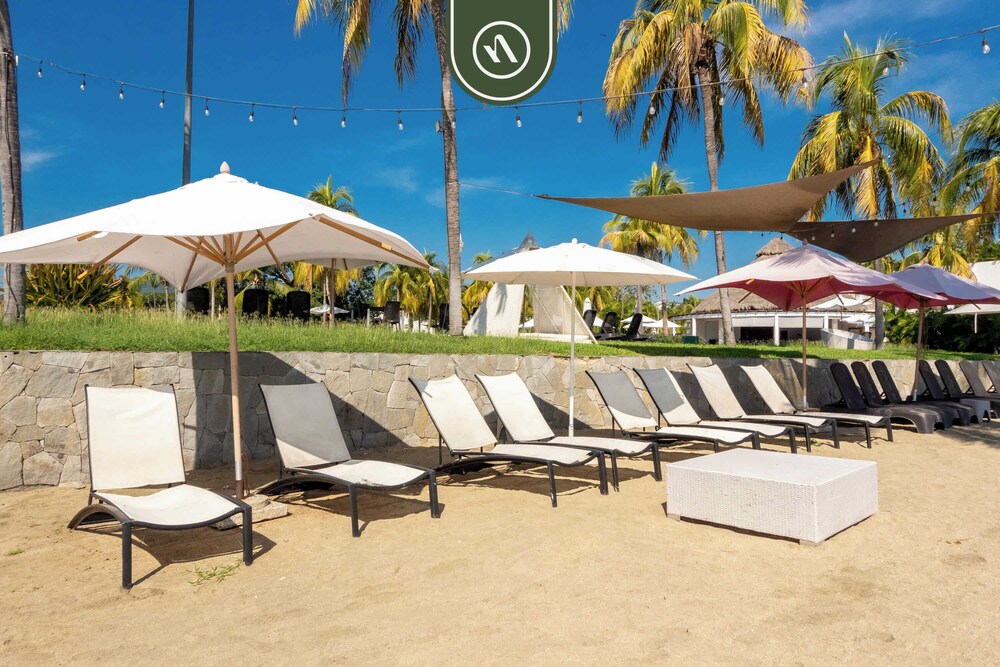 Oceanfront 3BR Condo With Beach Club - Pool