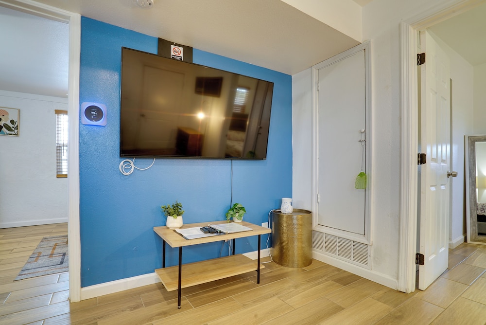 4 Mi to Dtwn El Paso: Pet-friendly Apartment!
