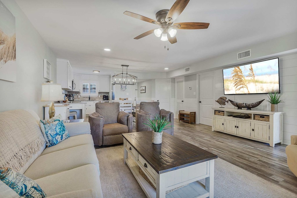 Lagoon Landing 202- Beautifully Decorated Condo With Balcony Pool Steps to Beach Lagoon