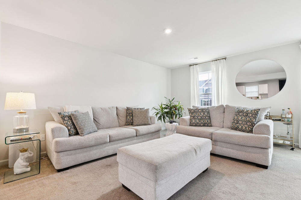 Modern Downtown Retreat Near Swamp Rabbit Trail 4 Bedroom Townhouse