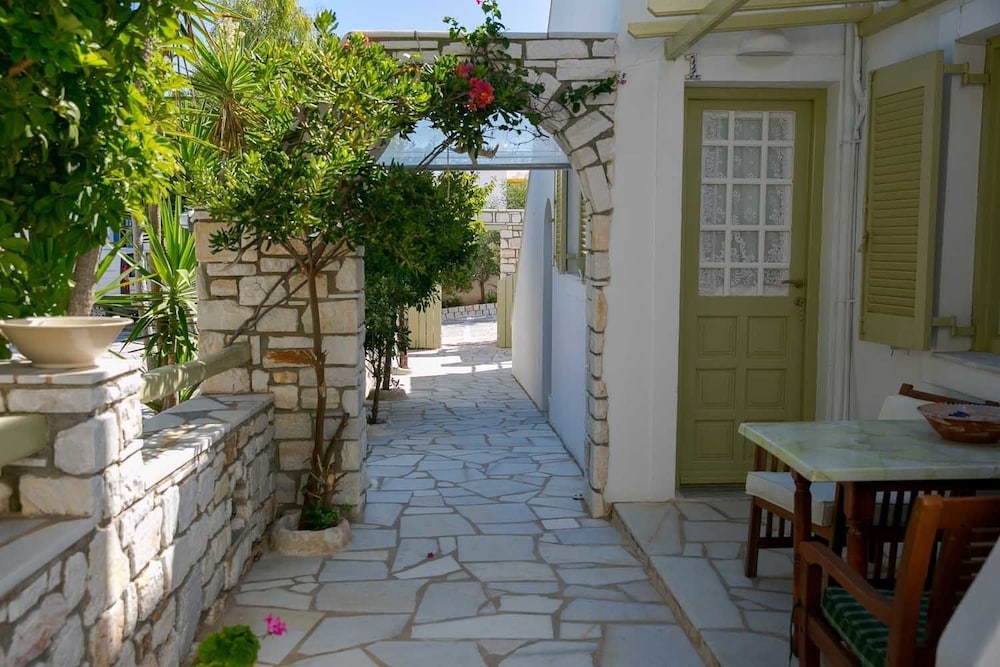 Leonardos Apartments