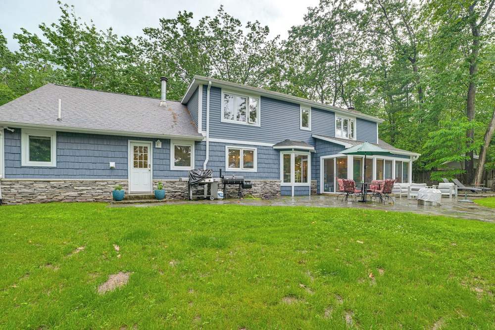 Sunroom, Dining Pavilion & More: Gem on Burt Lake!