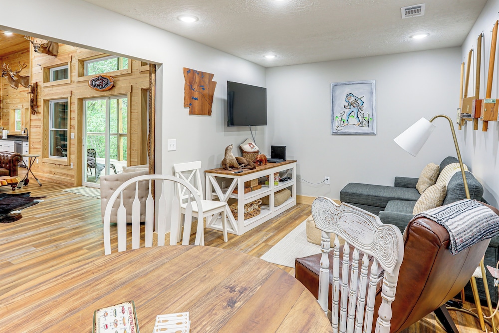 Relax on the River: Modern Mountain View Escape!