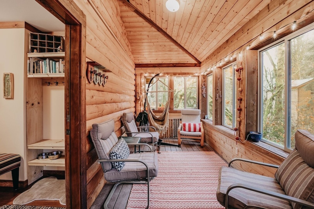 21gs - Log - Pets Ok - Sleeps 6 3 Bedroom Home by RedAwning