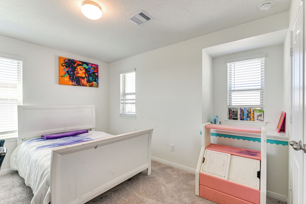 11 Mi to Beach: La Marque Home w/ Patio!