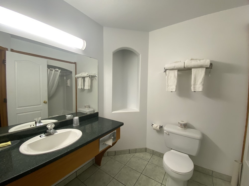 Hinton Vacations - Baymont by Wyndham Hinton - Property Image 4