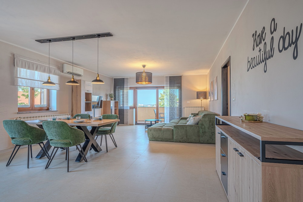 Seaview Apartment Double D