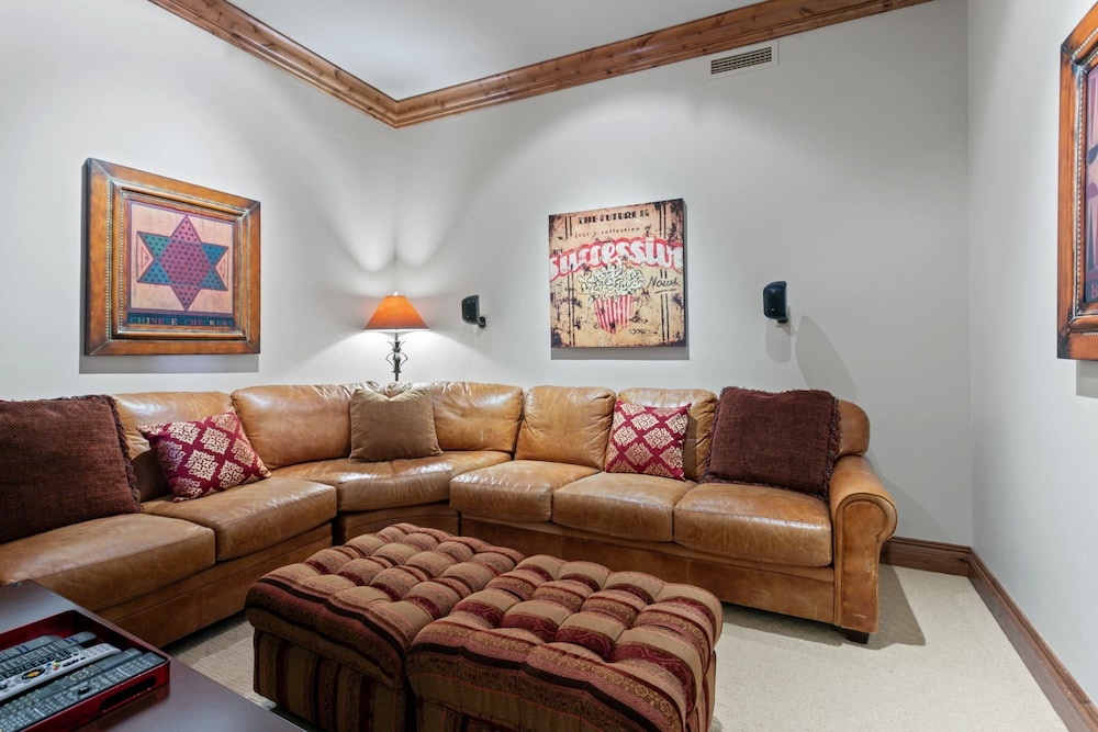 Grand Lodge - 3 Bedroom Deluxe #206 - Ski-in/out 3 Condo