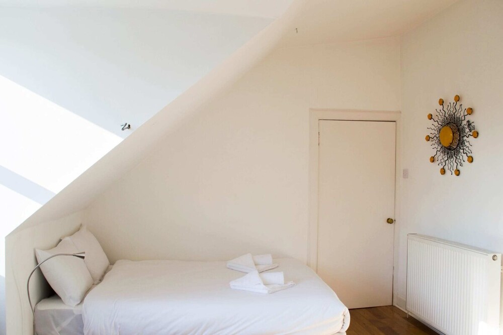 Stylish Four Bedroom Stockbridge Home view 4