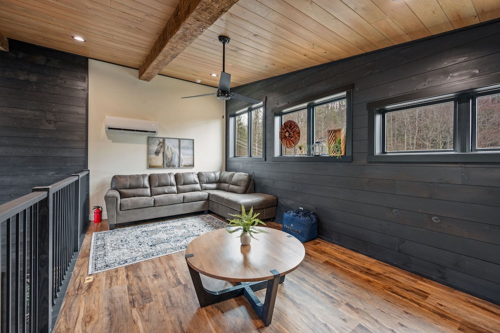 Game Room-hot Tub-10 Mins to Downtown Gatlinburg