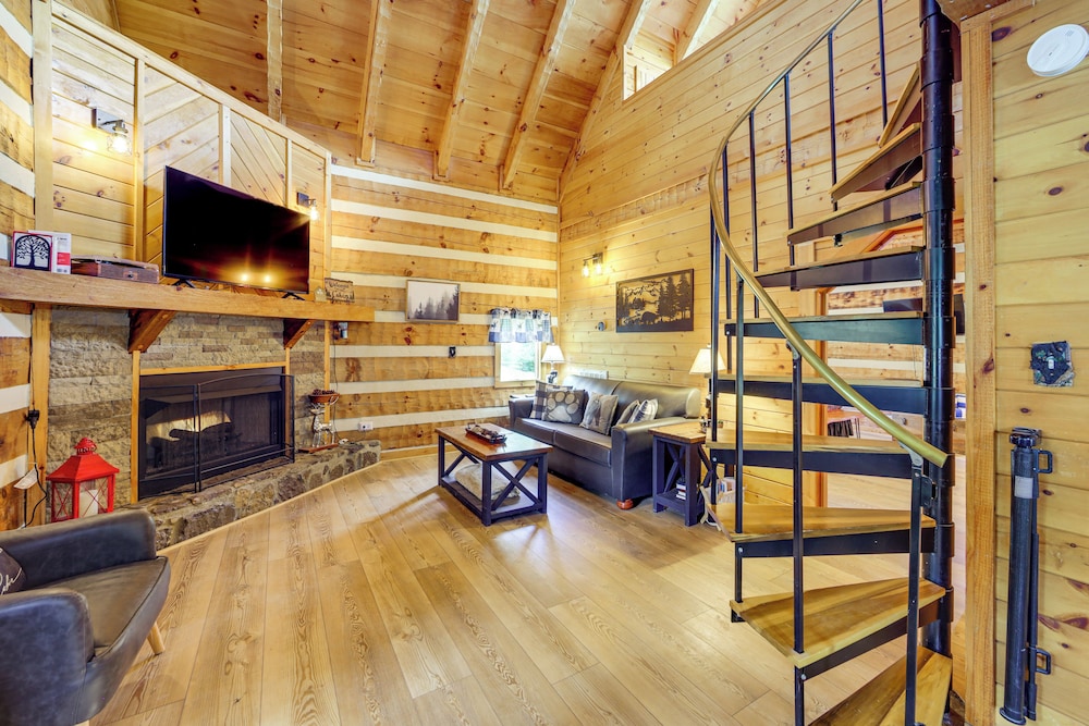 Mins to Dollywood: Boujee Bear Cabin w/ Hot Tub!