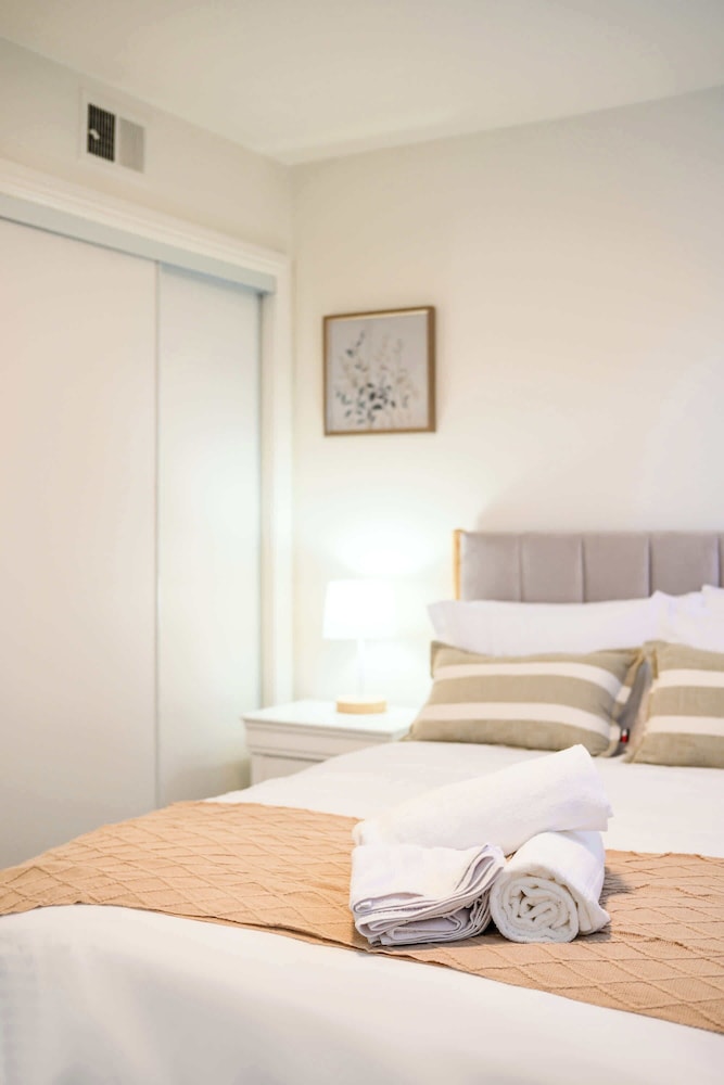 Modern Glendora Retreat Family Getaway Near Cal Poly & Mt. SAC