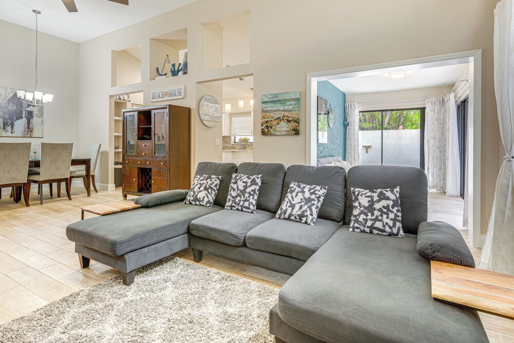 8 Mi to Stuart Beach: Home w/ Pool Access!