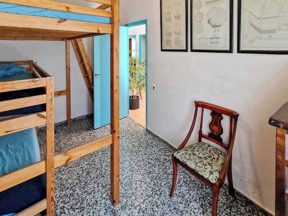 House With Exclusive Pool and Garden 7 min Walk From the Beach and the Center