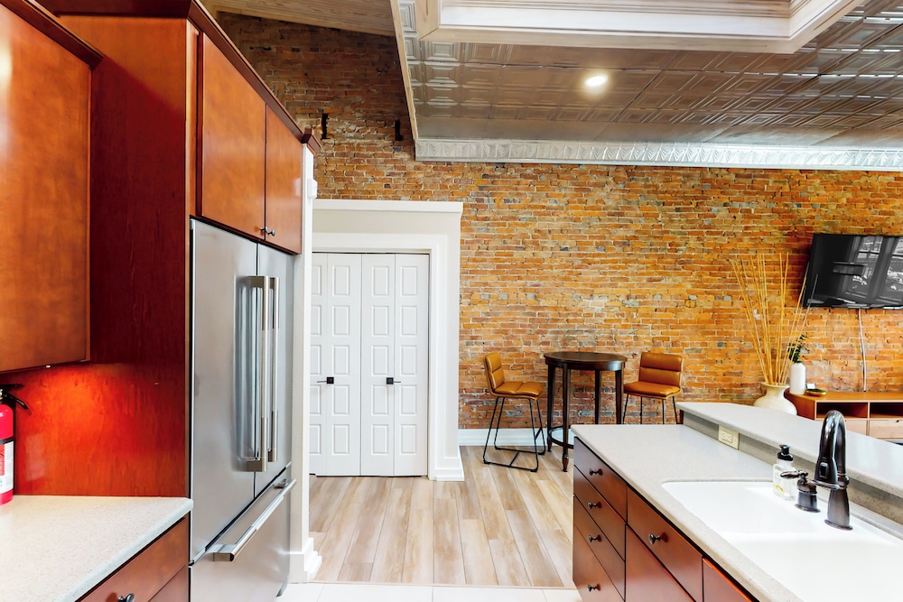 2BR Updated Dtwn Condo: Streaming, Patio, W & D