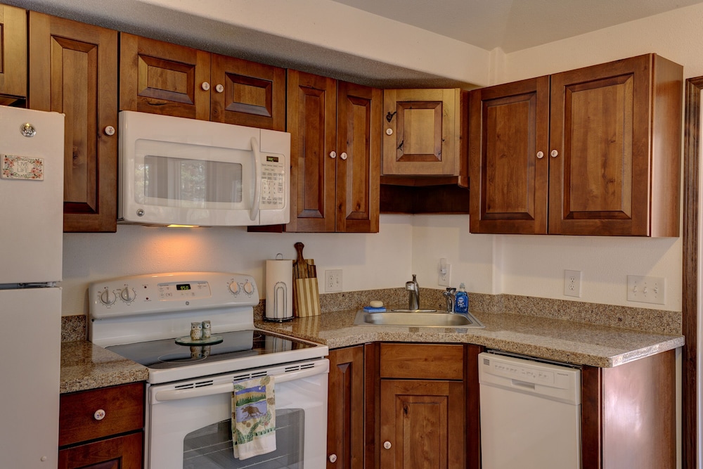 Buffalo Vacations - Serene Creek Side Cottage Retreat - Property Image 4