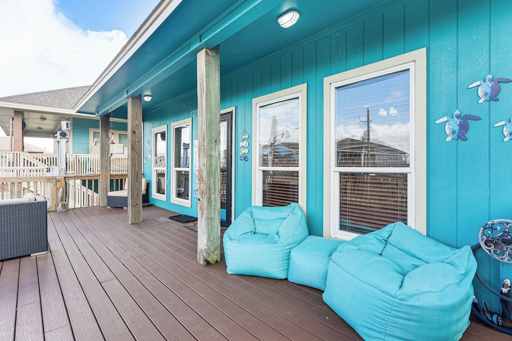 Walk to the Ocean: Family Retreat in Crystal Beach