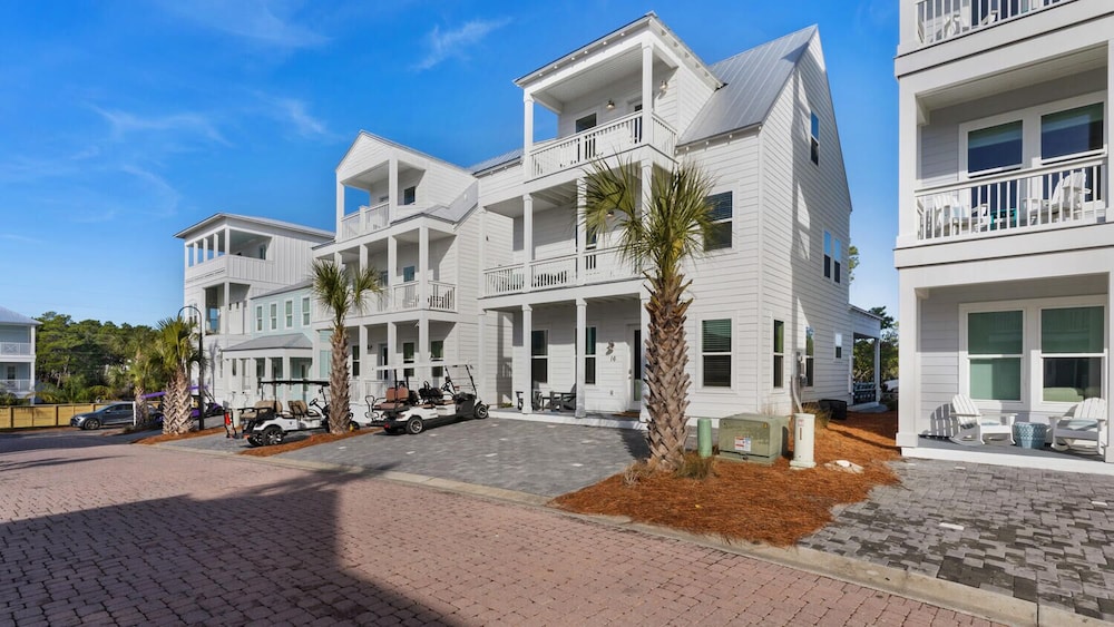 6-seater Golf Cart, Sleeps 16, Close to the Beach!