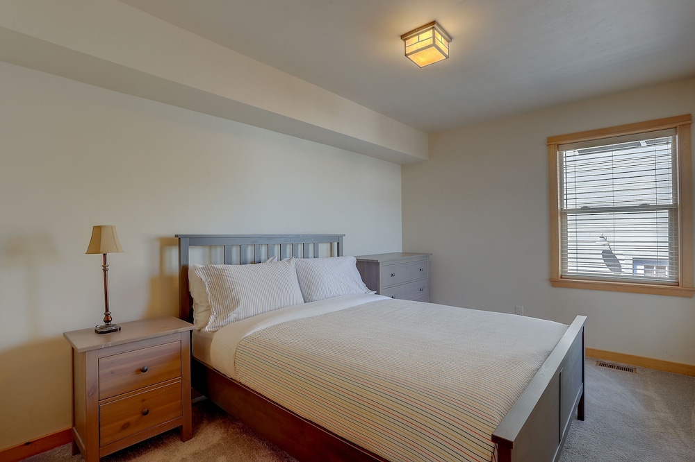 Hutson's Bridgeview **30 Day Minimum** 4 Bedroom Home by RedAwning