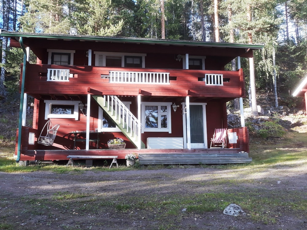Cozy 4BR Lakeside Cottage with Sauna