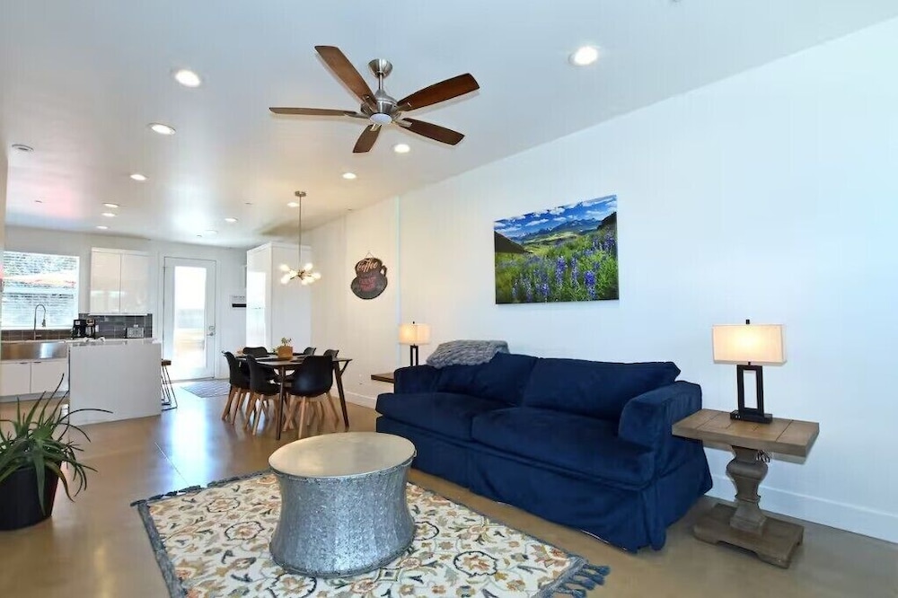 Elegant Mountain Haven - King Bed & Fireplaces