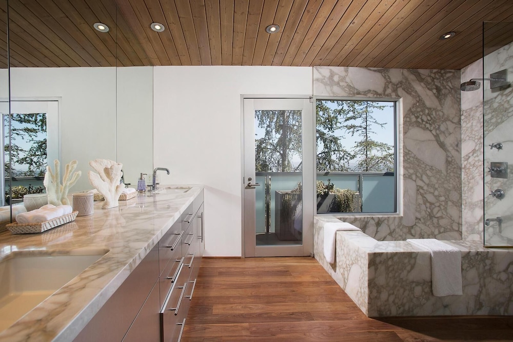 Belle Horizon - Modern Villa With Expansive Balcony and Views