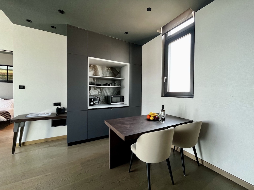 128 LIM - 2001 Stay Only Tower Suite