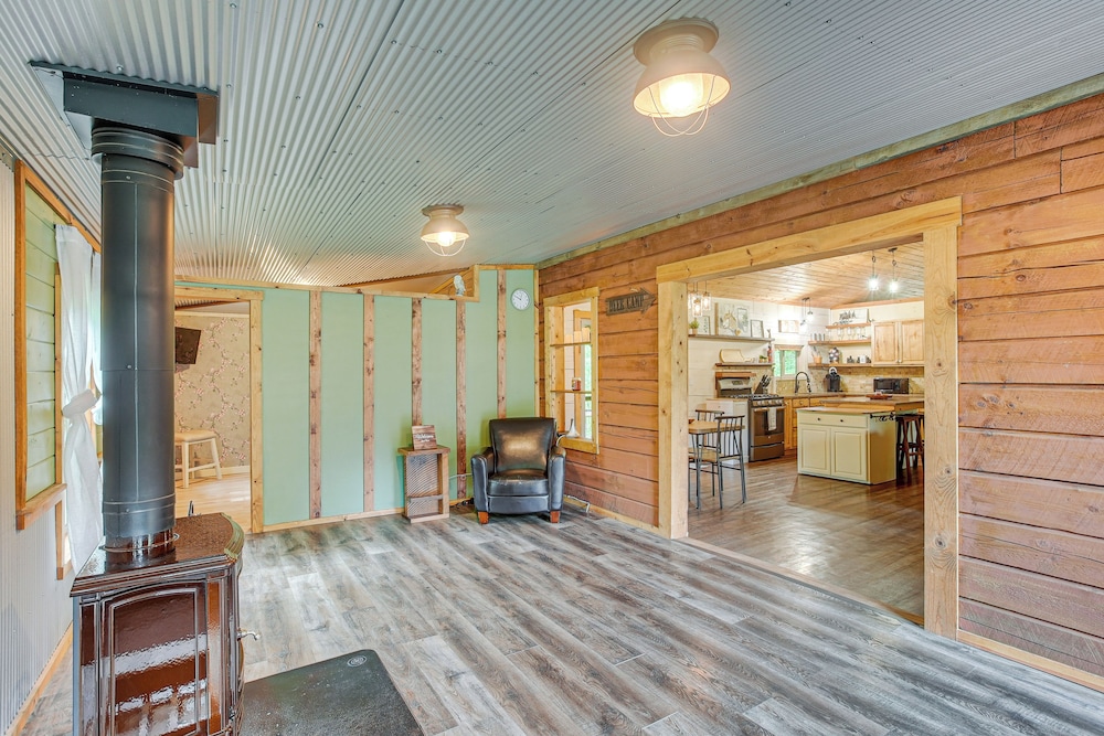 Pond & Fire Pit: Charming Log Cabin Near Blue Rock