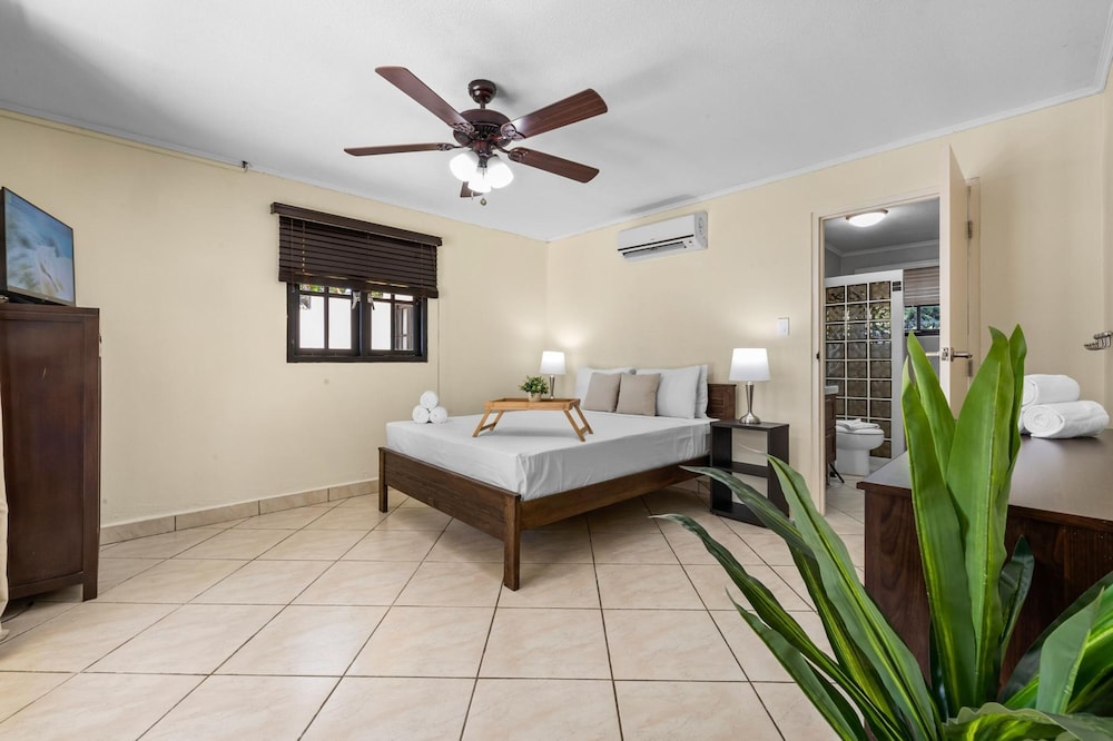 Luxurious Haven in the Heart of the Island Pool