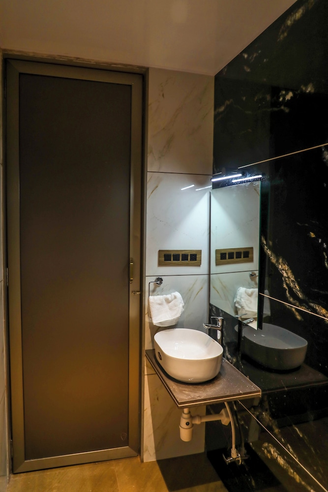 Glitz by Revansh Rooms-Alibaug Sea
