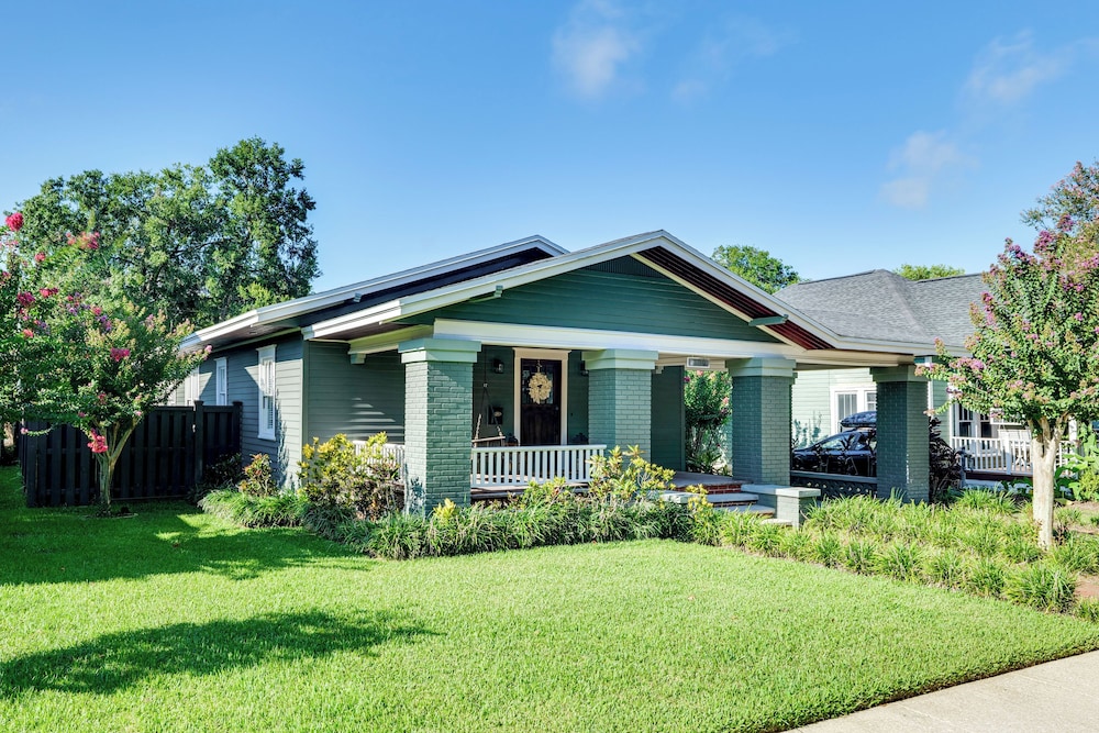 Renovated, Stylish Retreat w/ Patio in Lakeland!