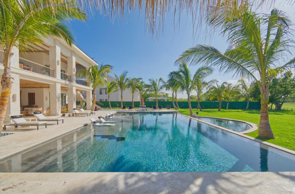Luxury Villa With Heated Pool Jacuzzi Full Staff