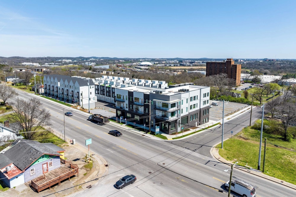 New Build Sleeps 12, 2 Condos, Modern Design Near Downtown Nashville