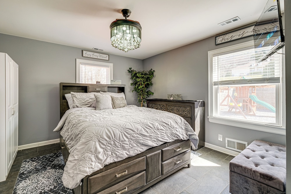 5 Mi to Dtwn: Family-friendly Home in Roanoke!