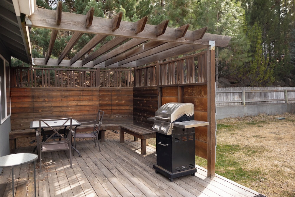 Rock Bluff Retreat - Home for 6!