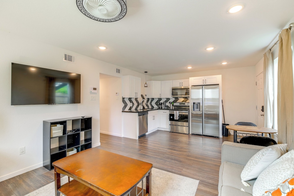 2 Mi to Dtwn & Shell Energy Stadium: Urban Escape