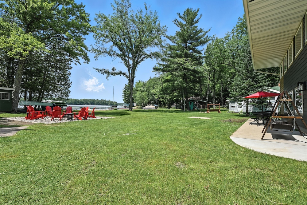 5 BR Family Hangout I Lake Views I Firepit