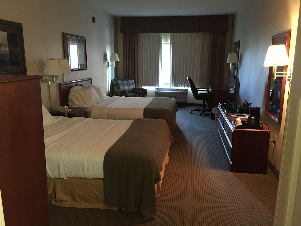 Emporia Vacations - Comfort Inn  Suites - Property Image 21